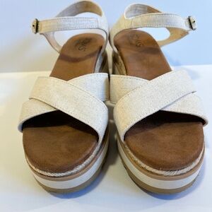 TOM’s Platform Canvas Cream Sandals Women’s sz 7.5